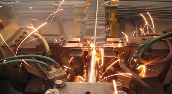 利用余熱鍋爐吸收礦熱電爐煙氣中的熱量,產生的飽和蒸汽作為熱源使用該系統投入運行后,將為有效回收礦熱爐煙氣余熱、實現清潔生產提 利用余熱鍋爐吸收礦熱電爐煙氣中的熱量,產生的飽和蒸汽作為熱源使用該系統投入運行后,將為有效回收礦熱爐煙氣余熱、實現清潔生產提