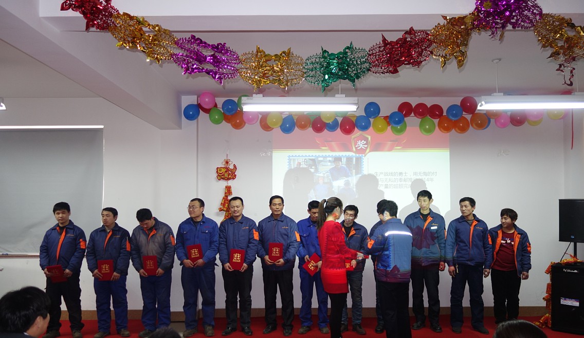 青島凱能鍋爐頒獎嘉賓為獲獎人員頒發證書