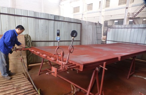 青島凱能鍋爐正在對產品進行水壓試驗