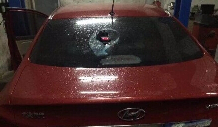 被冰雹砸壞的車子 被冰雹砸壞的車子